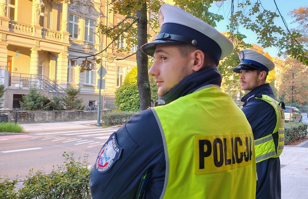 policjanci kontrolują ruch na drodze