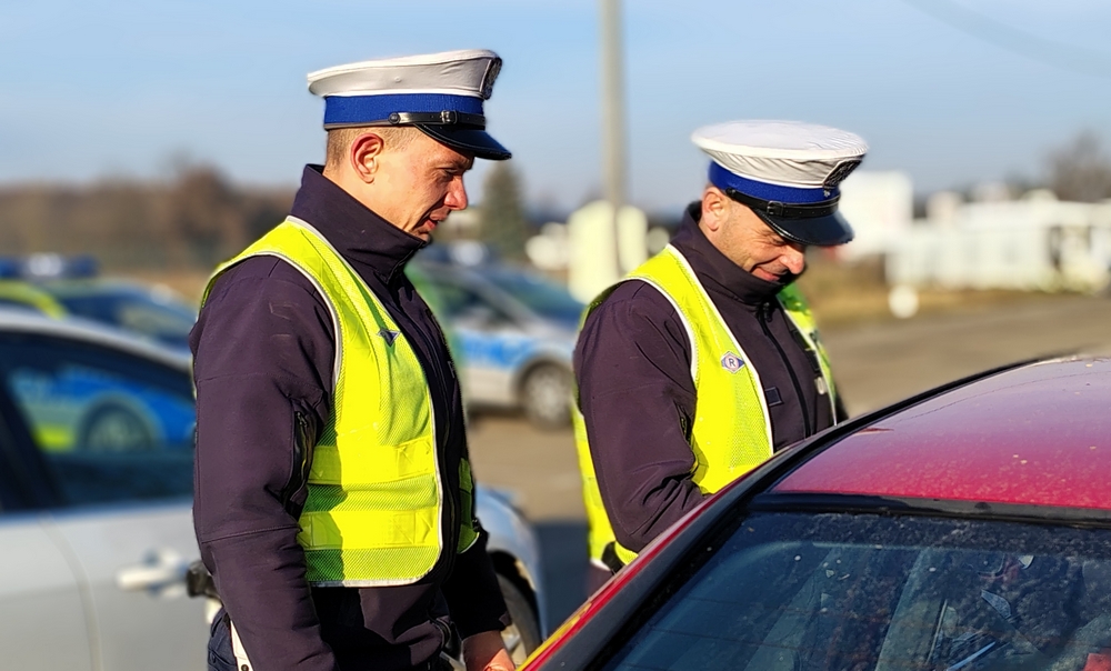 policjanci podczas kontroli samochodu