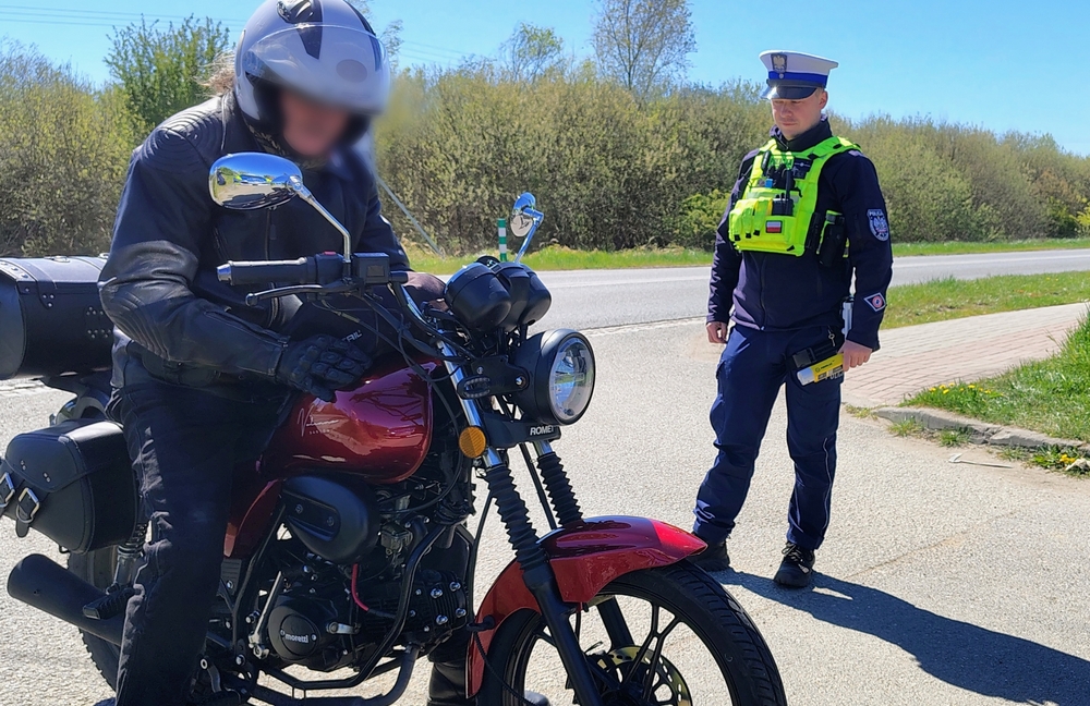 policjant kontroluje motocyklistę