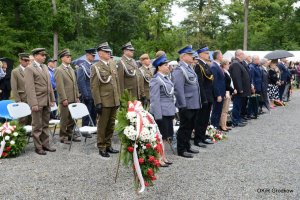 uczestnicy uroczystego apelu, przedstawiciele służb mundurowych, osoby cywilne