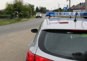 umundurowany policjant podczas kontroli drogowej