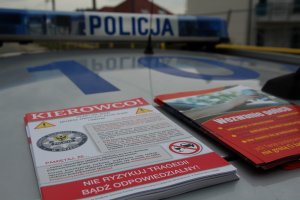 umundurowany policjant podczas kontroli drogowej