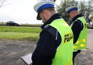 umundurowani policjanci pracują na monitorach sterujących dronem