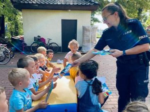 policjantka rozdaje książeczki