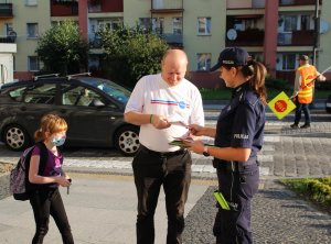 policjantka rozdaje odblaski