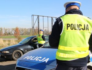 policjanci kontrolują pojazd