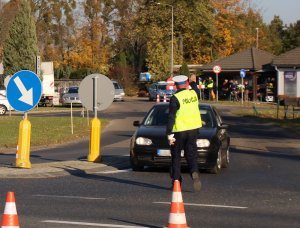 policjant kieruje ruchem