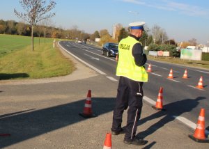 policjant kontroluje ruch na drodze