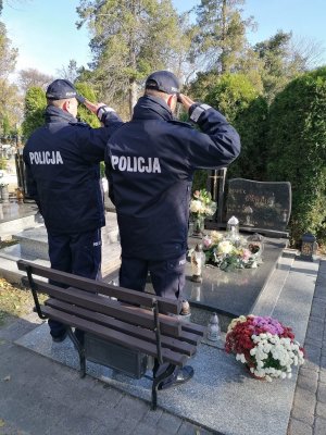 policjanci oddają honor przed grobem