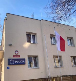 Budynek KP Lewin Brzeski, przed nim flaga Rzeczpospolitej Polskiej