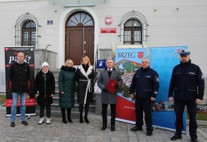 siedem osób stoi przed budynkiem Komendy Powiatowej Policji w Brzegu