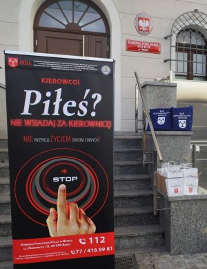 baner edukacyjno-informacyjny z dominującymi barwami czarnymi i czerwonymi i hasłem Kierowco! Piłeś? Nie wsiadaj za kierownicę! Nie ryzykuj życiem swoim i innych