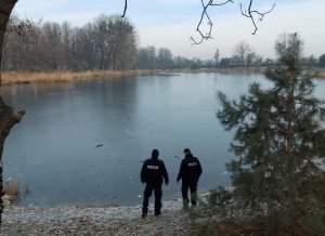 umundurowani policjanci kontrolują rejon zbiorników wodnych