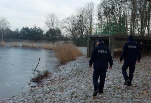 umundurowani policjanci kontrolują rejon zbiorników wodnych