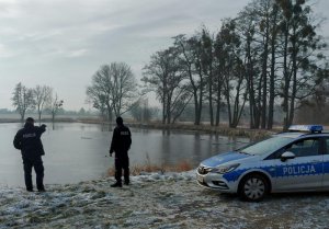 umundurowani policjanci kontrolują rejon zbiorników wodnych