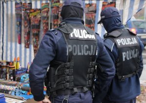 umundurowani policjanci kontrolują punkt sprzedaży fajerwerków