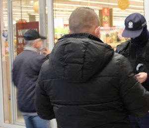 umundurowani policjanci podczas legitymowania