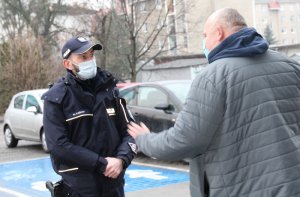 umundurowany policjant rozmawia z mężczyzną