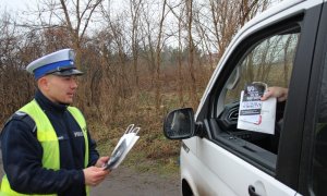 umundurowany policjant kontroluje pojazd