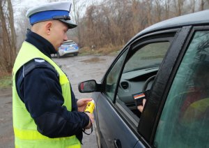 umundurowany policjant kontroluje pojazd