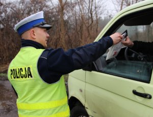 umundurowany policjant prowadzi badanie trzeźwości kierowcy