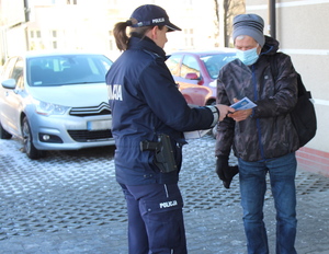 policjantka przekazuje maseczki dla seniorów