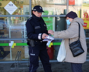 policjantka przekazuje maseczki dla seniorów