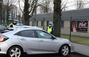 umundurowani policjanci podczas kontroli drogowej