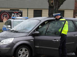 umundurowani policjanci podczas kontroli drogowej