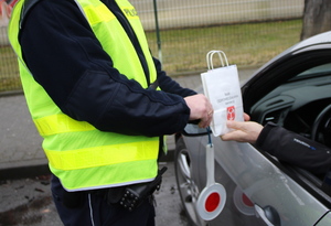 umundurowani policjanci podczas kontroli drogowej