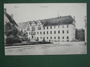 Pocztówka przedstawiająca budynek dawnej Szkoły Policji w Brzegu