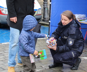 policjantka przekazuje dzieciom odblaski