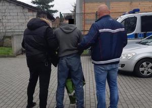 policjanci prowadzą zatrzymanego