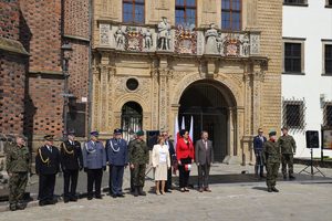 uczestnicy uroczystości Święta Flagi Rzeczypospolitej Polskiej i Konstytucji 3-go maja