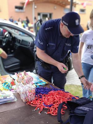 policjant rozmawia z dzieckiem