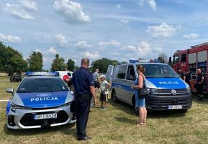 policjant pokazuje radiowóz dzieciom