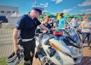 Policjant obok policyjnego motocykla służbowego