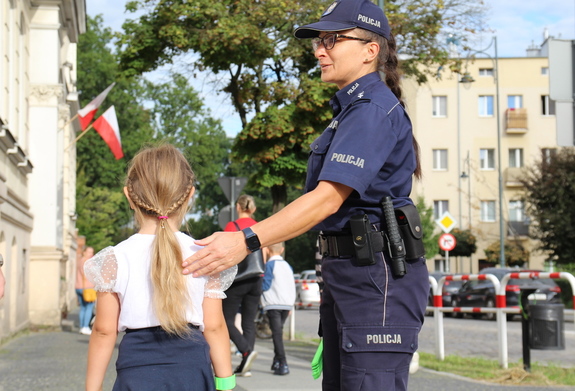 policjantka przekazuje dziewczynce odblask