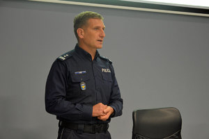 oficer Policji w służbowym mundurze