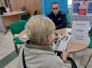 policjantki rozmawiają z seniorami