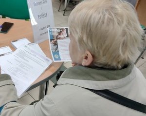 policjantki rozmawiają z seniorami