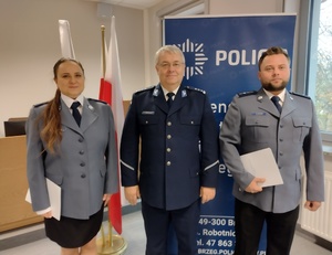 awansowani policjanci z Komendantem Powiatowym Policji w Brzegu