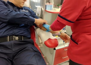 umundurowany policjant oddaje krew