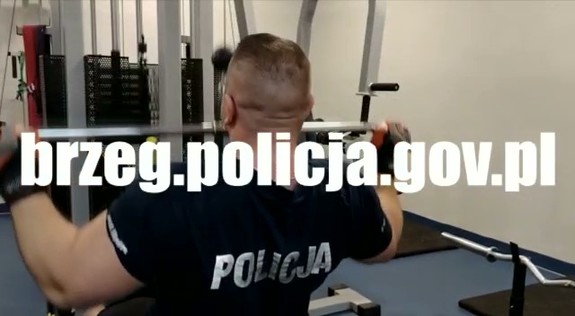 policjant na siłowni na wierzchu zdjęcia napis brzeg.policja.gov.pl