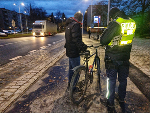 policjant kontroluje rowerzyste