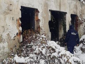 umundurowani policjanci wchodzą do opuszczonych pomieszczeń