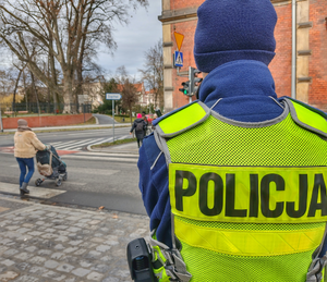 umundurowani policjanci z ruchu drogowego obserwują przejście dla pieszych