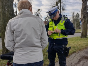 policjant legitymuje kobietę