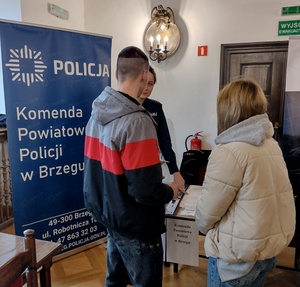 policjanci rozmawiają podczas targów pracy z uczestnikami wydarzenia