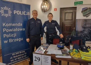 umundurowani policjanci przy stoliku promocyjnym